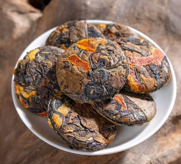 Міні медальйон Білий чай Piaoxiangyun зі шкірочкою мандарину, Fuding Old White Tea 10026 фото